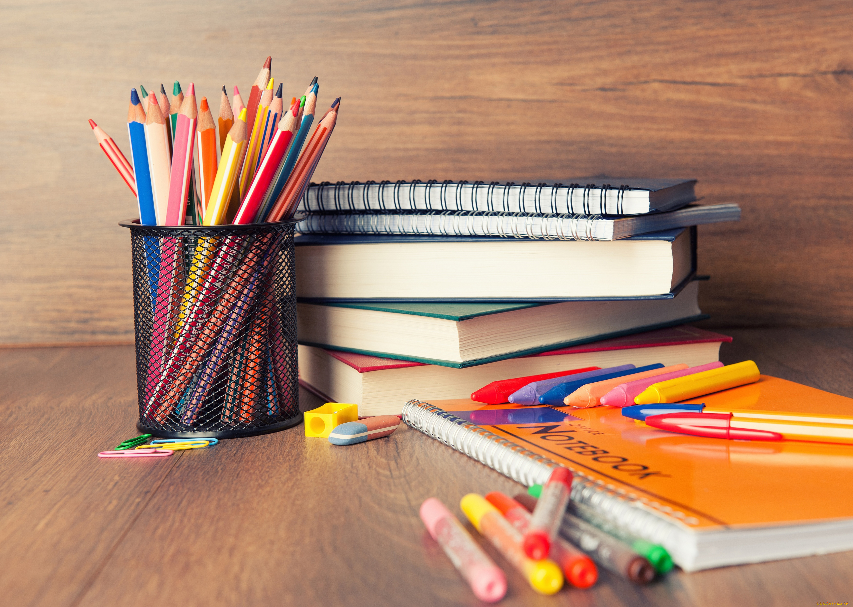 На столе лежат две коробки с карандашами. Школьные принадлежности. Школьные принадлежности на столе. Тетради ручки карандаши. Ручки с тетрадками карандаши.